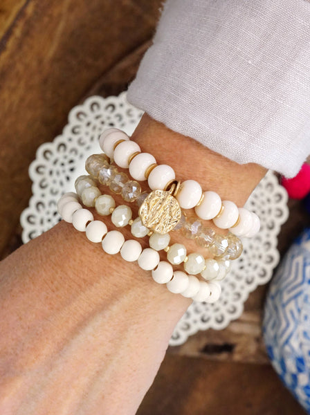 Bracelets Beaded set in White with a coin charm